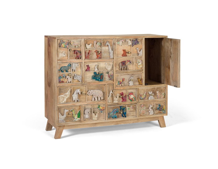 GINER Y COLOMER - Commode en bois de manguier naturel, 13 tiroirs et 1 porte avec décors d'animaux en relief peints à la main, pattes robustes
